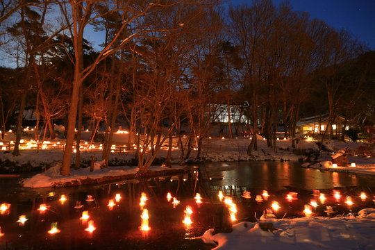 「雪あかりの路」の写真素材 143件の無料イラスト画像 Adobe Stock