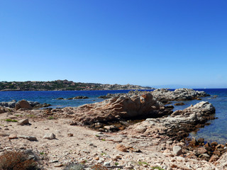 bel panorama marino all'isola de La Maddalena in italia