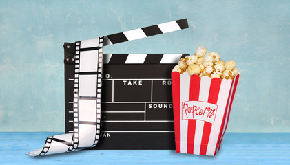 Kino - Filmrolle, Popcorn und Regieklappe