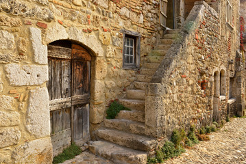 Fototapeta na wymiar Vieille maison en pierres et son escalier à Pérouges (01800), département de l'Ain en région Auvergne-Rhône-Alpes, France