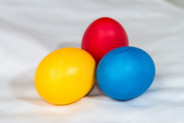 3 Ostereier in rot, gelb und blau 046513