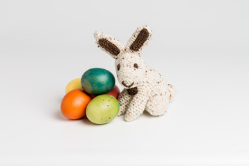 Hellbrauner Stoffhase mit bunten Ostereiern 137115