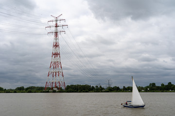 Strommast und Segelboot