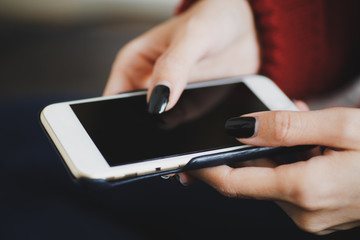 スマホを操作する女性