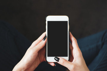 スマホを操作する女性