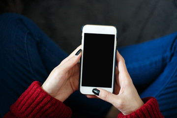 スマホを操作する女性