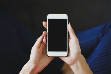 スマホを操作する女性