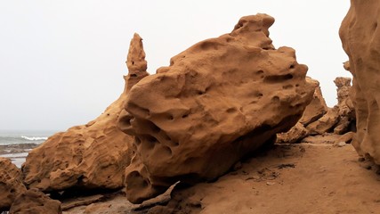 &Eacute;rosion provoquant un paysage rocheux sur la plage, qui n'est pas seulement &eacute;rod&eacute; par l'eau, mais aussi par des facteurs climatiques.