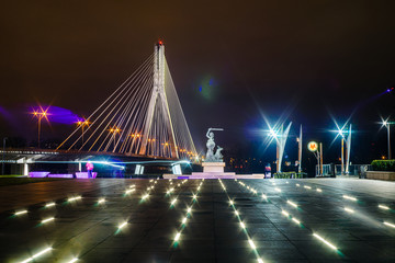 Pomnik Warszawskiej Syrenki na tle mostu Świętokrzyskiego
