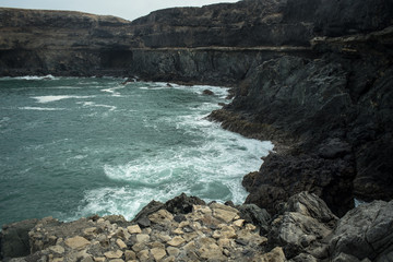 Skaliste wybrzeże Fuertaventury przy plaży Aiuy © af-mar
