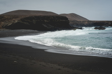 Czarna plaża Aiuy na Fuertaventura w pochmurny dzień