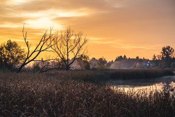 Jesienny wschód słońca nad jeziorem w Polsce