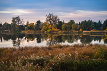 Piękny jesienny poranek nad jeziorem