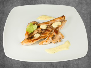 assiette avec escalopes de poulet grillée