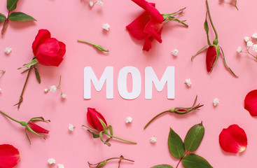 Red roses and text MOM on a pink background