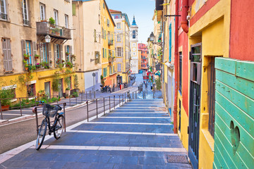 Stad van Nice kleurrijke straatarchitectuur en uitzicht op de kerk