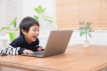 パソコンをする小学生の男の子