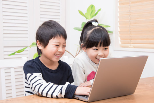 パソコンをする小学生の子供