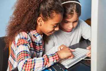 Schüler lernen zusammen am PC