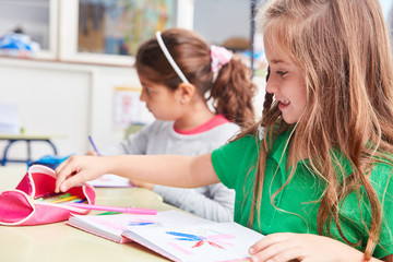 M&auml;dchen beim Zeichnen von kreativen Bildern