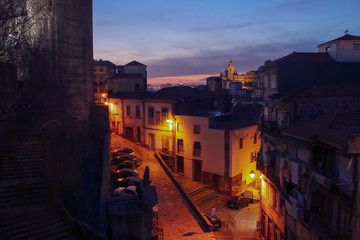 La calle oscura (portuguese: rua escura) de Oporto, iluminada por las farolas al atardecer...