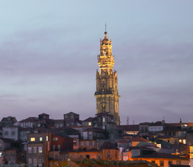 Fototapeta na wymiar La Torre de los Clérigos al atardecer sobre los tejados de Oporto (Portugal).