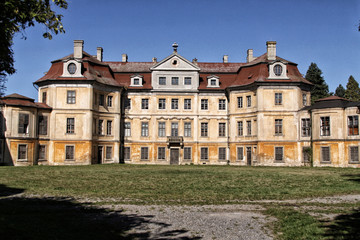 Chateau Horin main palace with green yard