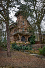 Obraz premium Historische kleine Burg in einem Park in Münster