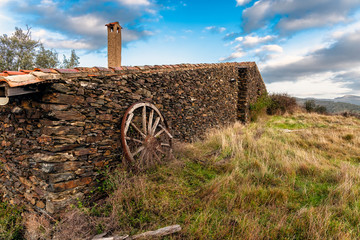 Obraz premium Rueda de carro en casa abandonada en El Atazar. Madrid. España. Europa.