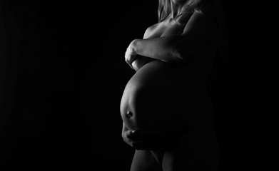 babybauch nackter babybauch werdende mutter schwangerschaft