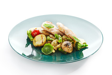 Chicken fillet with vegetables and cream sauce