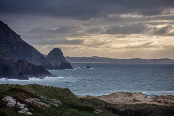 Acantilados en la costa de Valdoviño, Galicia, España al atardecer.