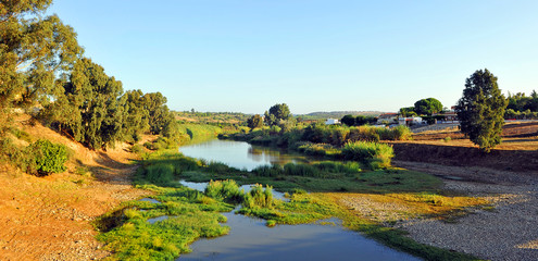 Vista del rio Rivera de Huelva muy cerca del pueblo de Guillena en la provincia de Sevilla, Andalucía, España