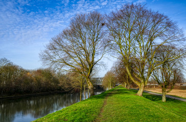 Obraz premium Wanderweg auf dem Deich in den Ruhrauen bei Mülheim