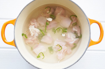 青唐辛子と鶏もも肉のスープ