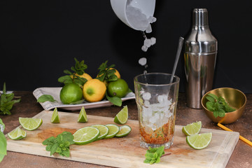 Sequence of preparation of mojito: lime, sugar, ron, ice.
