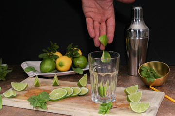 Sequence of preparation of mojito: lime, sugar, ron, ice.