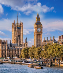 Big Ben and Houses of Parliament with boats on the river in London, England, UK - obrazy, fototapety, plakaty