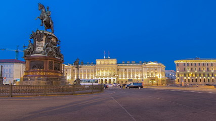 Obraz premium Widok Pałacu Maryjskiego i pomnika Mikołaja I z placu Izaaka w dzień iw nocy timelapse. Saint-Petersburg, Rosja