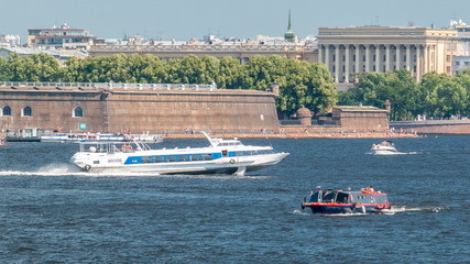 Obraz premium Meteor speedboat on the Neva river timelapse, St. Petersburg, Russia.