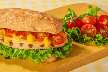 Sandwich de pollo y tomates