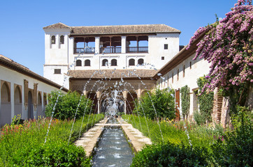 Obraz premium Patio de la Acequia La Alhambra, Granada, Spain