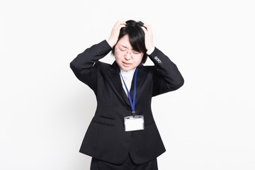 頭を抱える女性