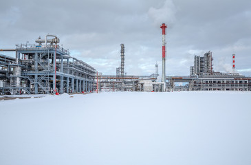 Obraz premium a large, modern petrochemical enterprise in the winter