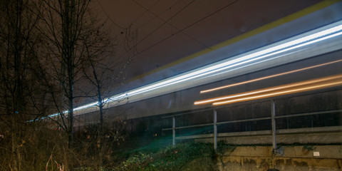 Vorbeifahrender Zug auf einer Brücke