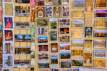Fototapeta premium Granada, Hiszpania - 20 lutego 2020 r .: Pocztówki z pamiątkami w sklepie w La Alhambra w Granadzie.