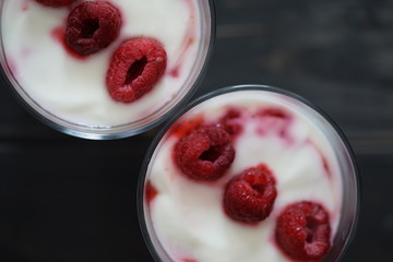 Himbeer-Joghurt Dessert im Glas