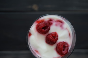 Himbeer-Joghurt Dessert im Glas