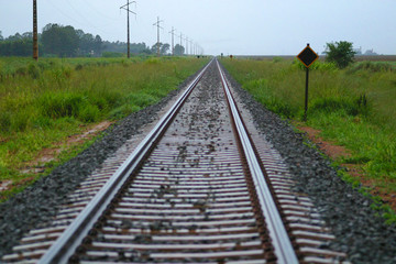 Fototapeta na wymiar Estrada de ferro na direção do horizonte, dia chuvoso, nublado