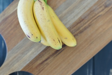 Bananen auf einem Küchenbrett